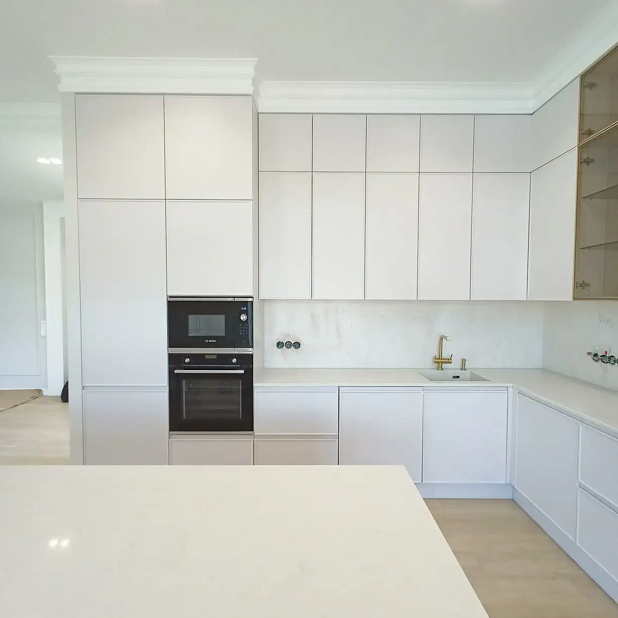 Фасады МДФ с покрытием эмаль и столешница из искусственного камня - Мебель (Для дома и дачи) в Краснодар