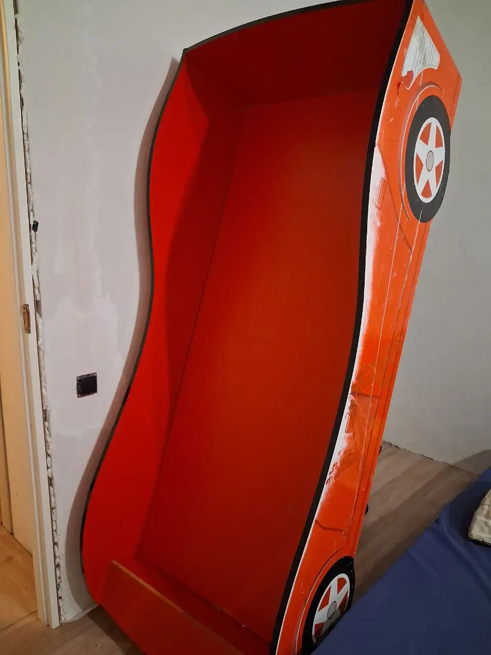 Бесплатная детская кровать-машинка б/у с матрасом - Детская мебель (Товары для детей) в Краснодар