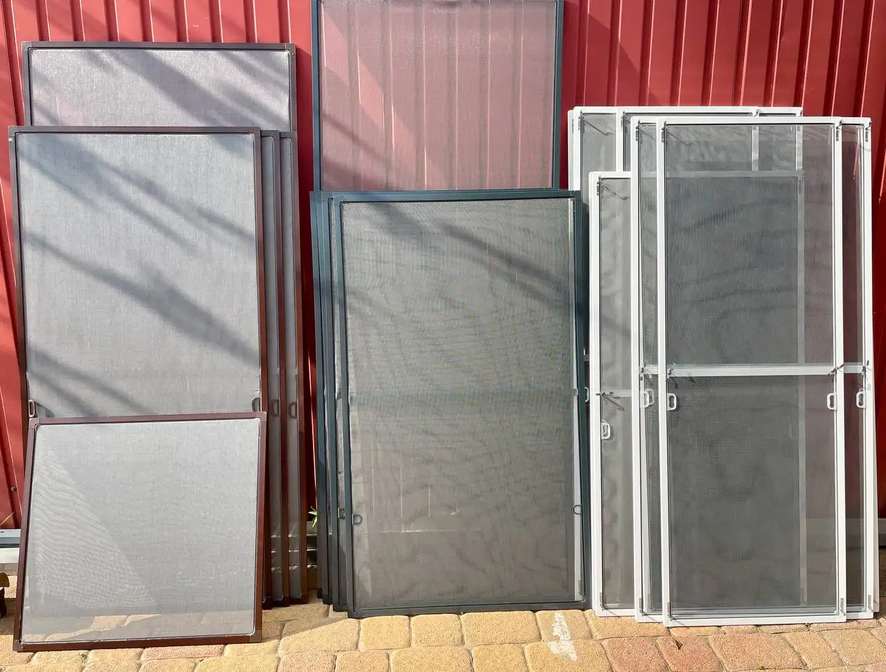 Москитные сетки на окна и двери с установкой и ремонтом окон - Ремонт и установка окон (Услуги) в Краснодар