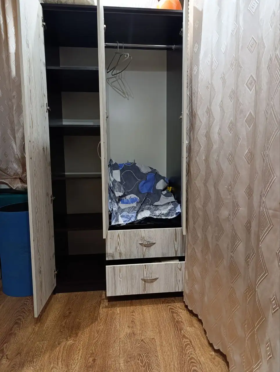 Продажа шкафа венге-сосна - Для дома и дачи в Краснодар