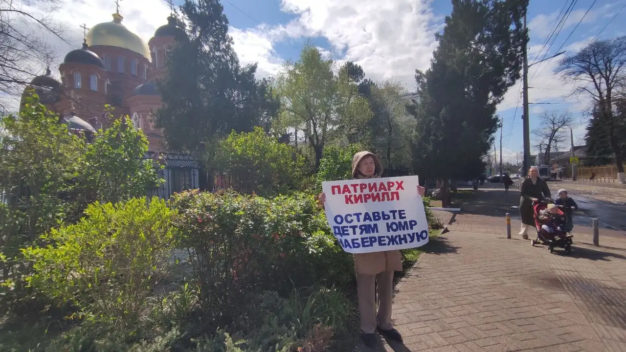 Одиночный пикет у Екатерининского Собора Краснодара против застройки набережной ЮМР храмом - Политические/общественные акции (Услуги) в Краснодар