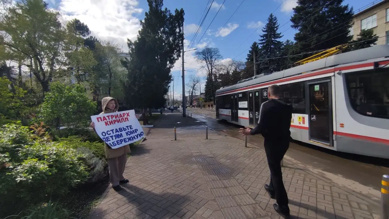 Одиночный пикет у Екатерининского Собора Краснодара против застройки набережной ЮМР храмом - Политические/общественные акции (Услуги) в Краснодар