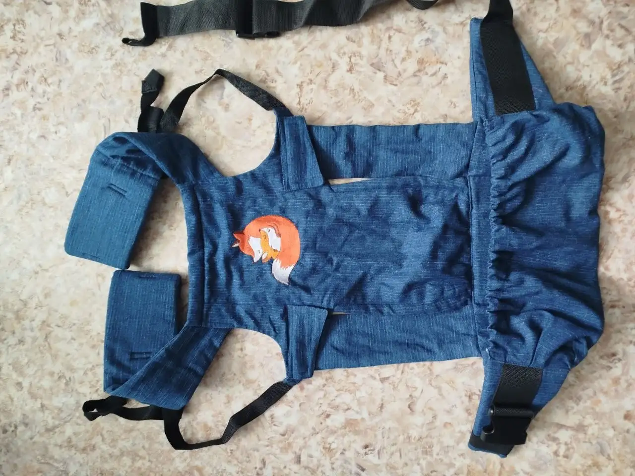Продам новый слинг-рюкзак из натурального джинса - Слинги и переноски (Товары для детей) в Краснодар
