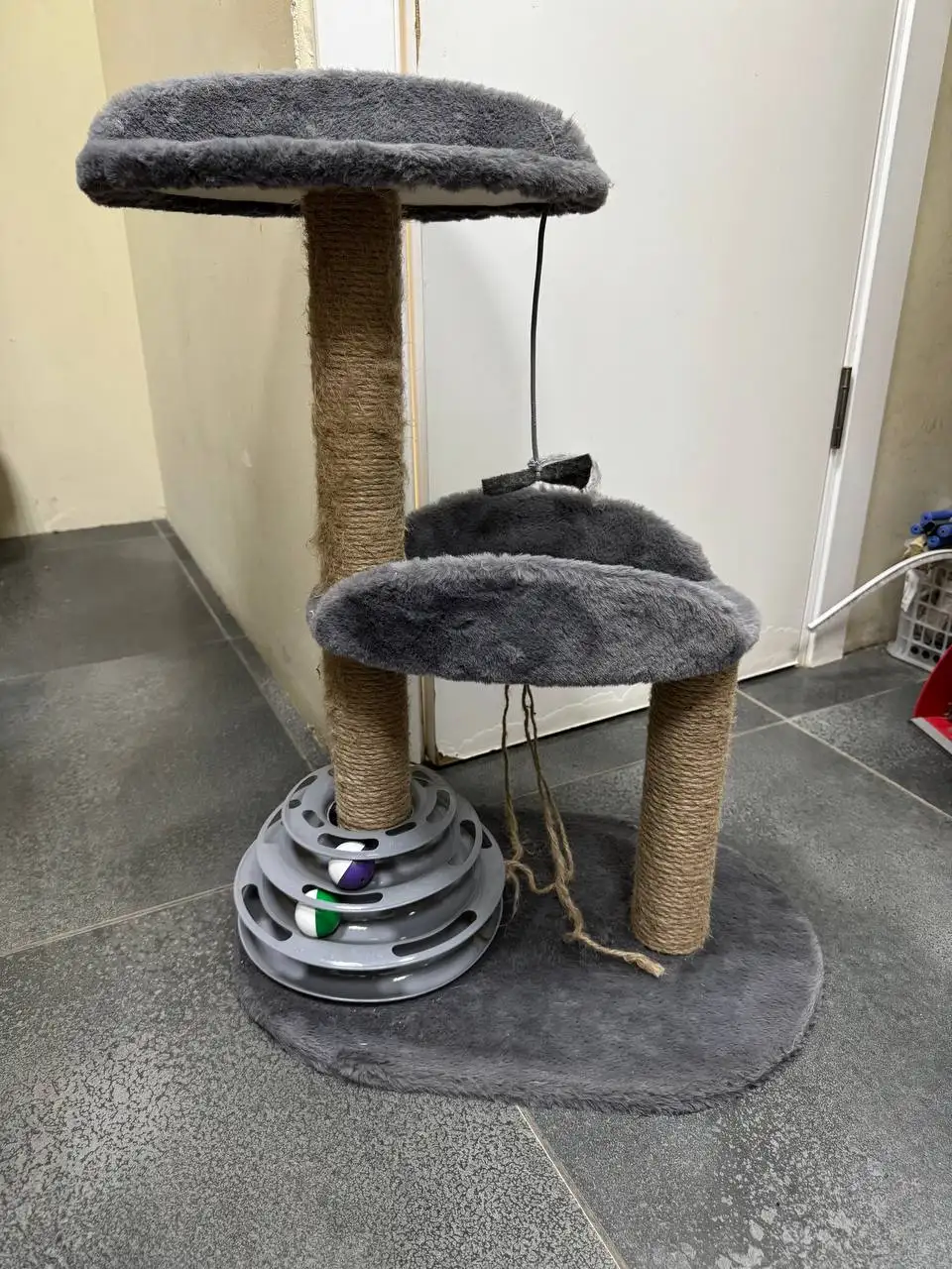Продам когтеточку с игрушкой - Товары для животных (Животные) в Краснодар