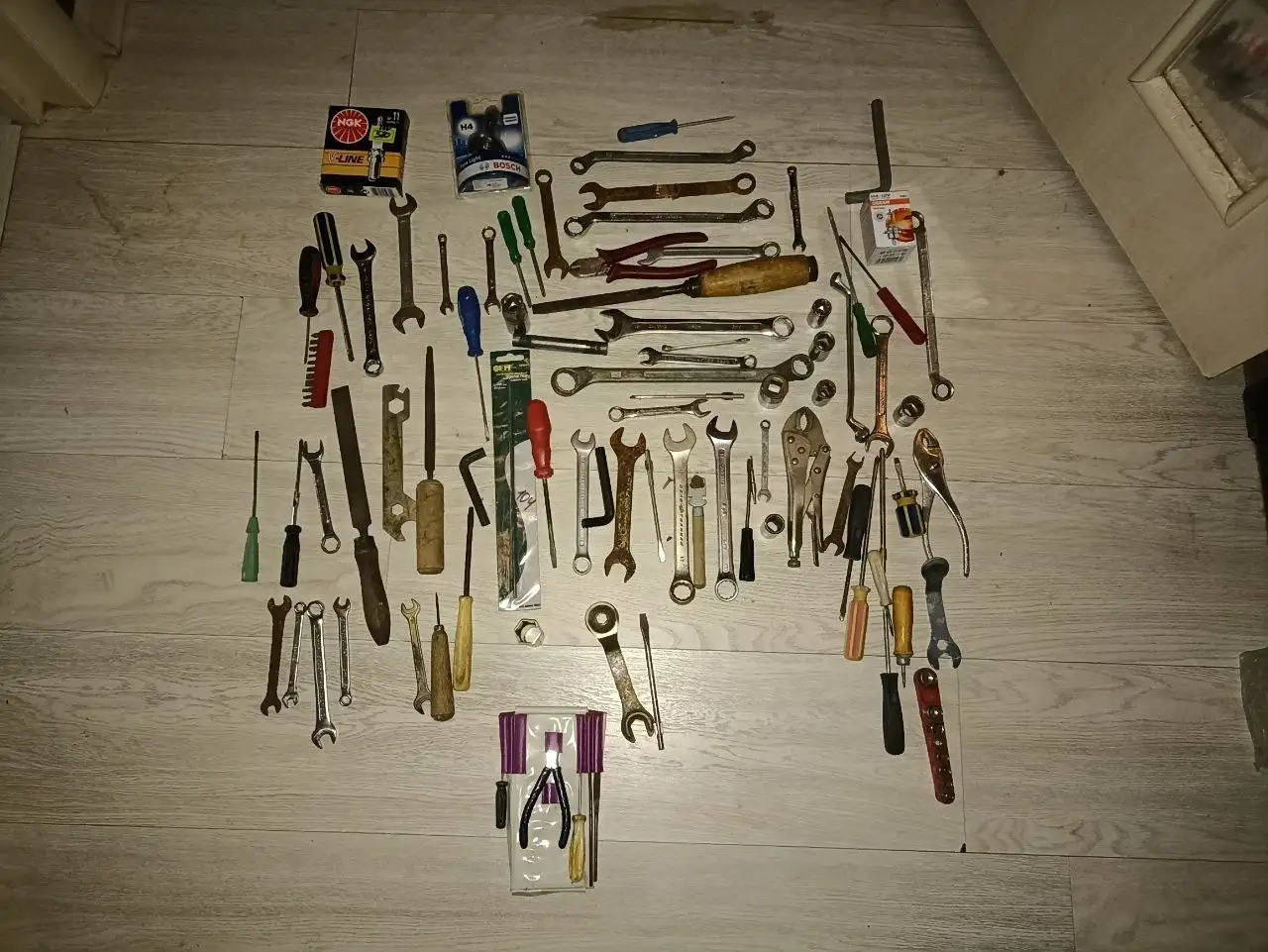 Инструменты и свечи для авто после продажи - Автоинструменты (Запчасти) в Краснодар