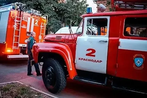 Пожар из-за удара молнии в центре Краснодара - Услуги в Краснодар