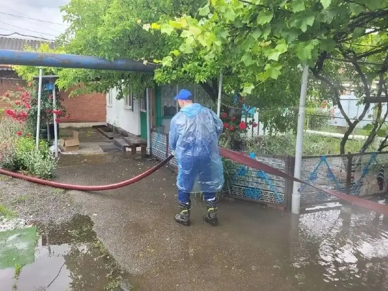 Городские спасатели ликвидируют последствия непогоды - Спасательные службы (Услуги) в Краснодар