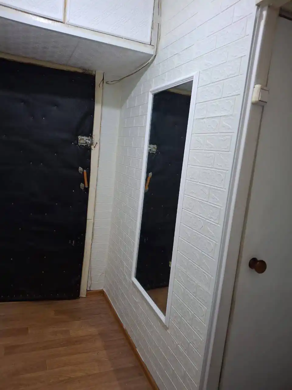 Сдам смежную комнату женщине в двухкомнатной квартире