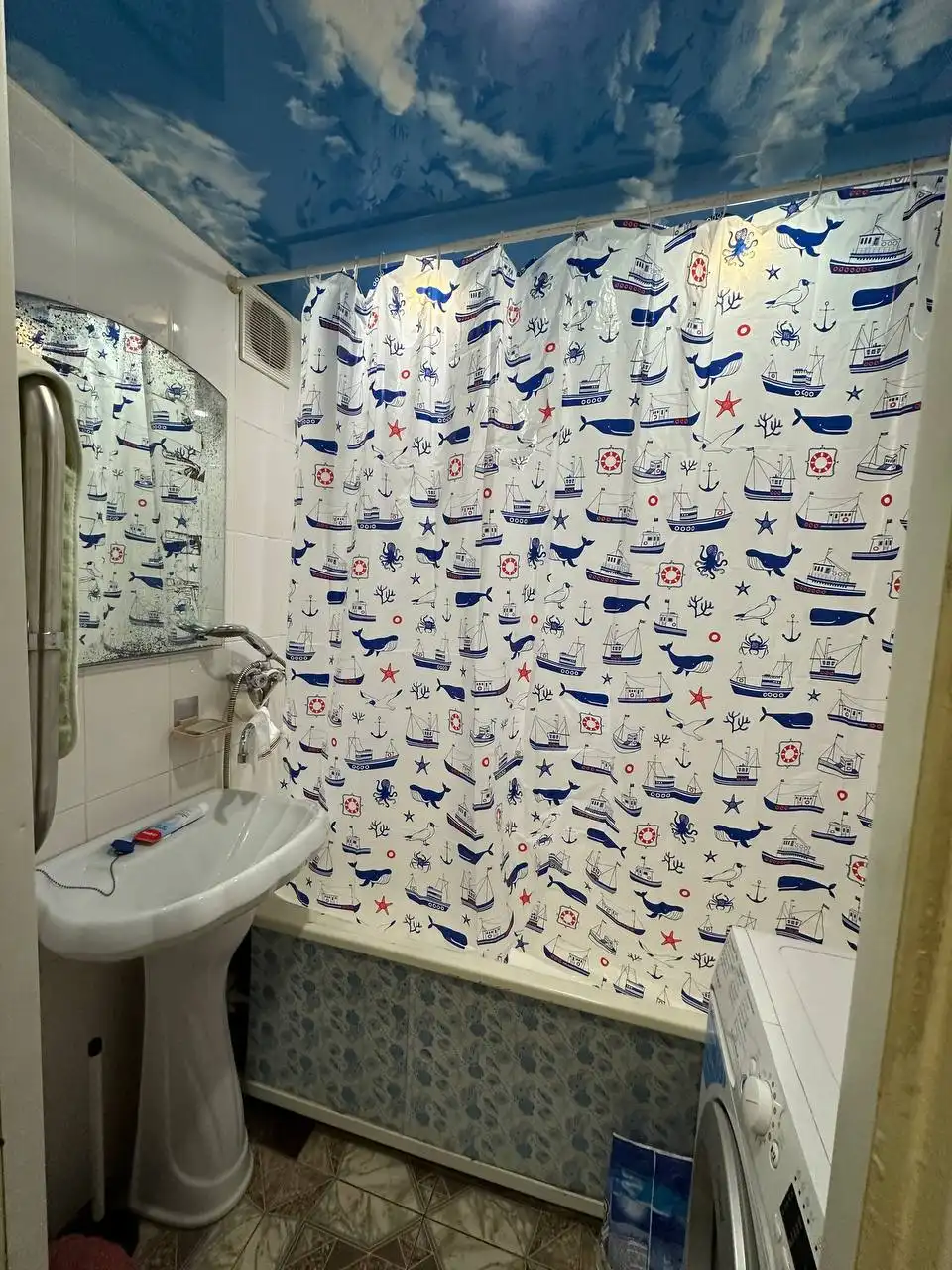 Соседка в трёхкомнатную квартиру на ул. Маршала Чуйкова