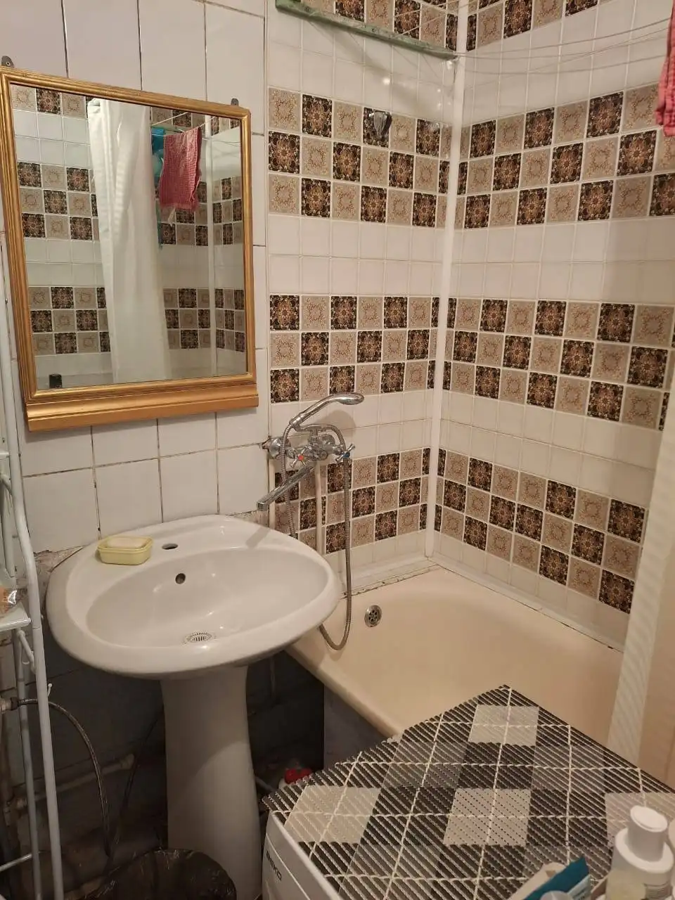 Сдаю смежную комнату женщине в двухкомнатной квартире