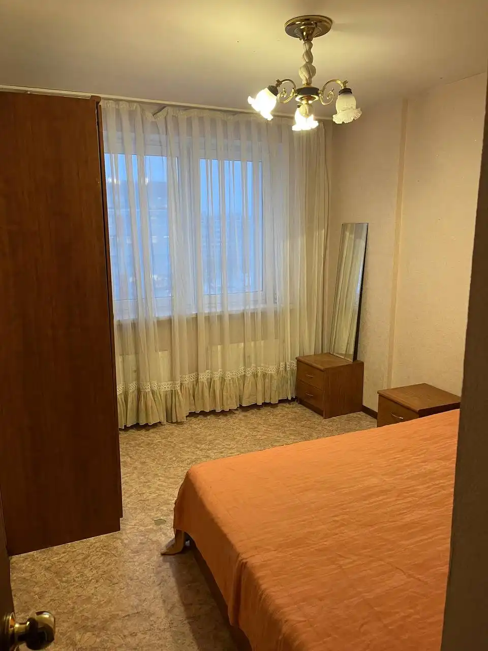 Сдается комната в трехкомнатной квартире на Чистопольской 12 - Аренда комнат (Недвижимость) в Казань