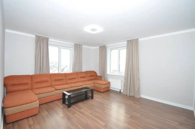 Сдается трехкомнатная квартира в ЖК «Созвездие» на улице Космонавтов - Гараж в Казань