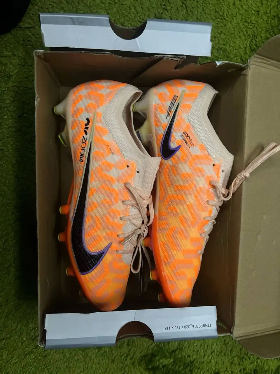 Продам новейшие бутсы