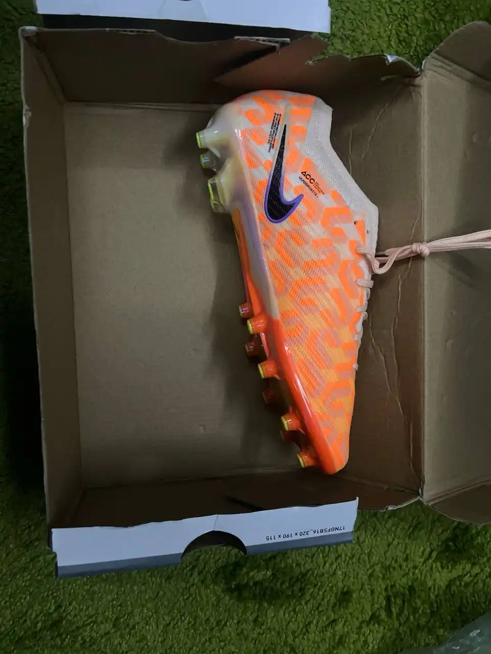 Продам новейшие бутсы