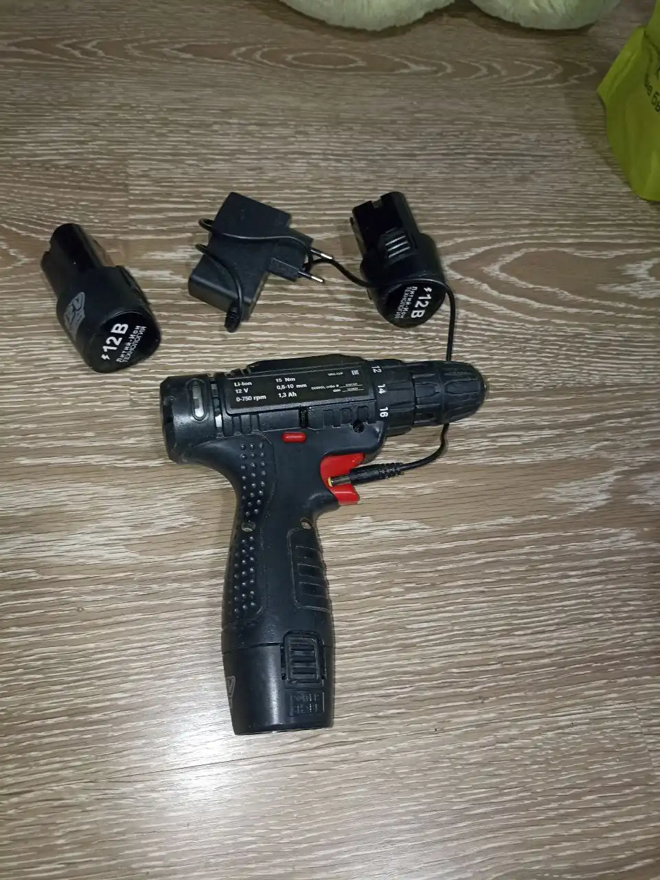 Продажа инструментов: дрель-шуруповерт, нож, шланги, струбцина