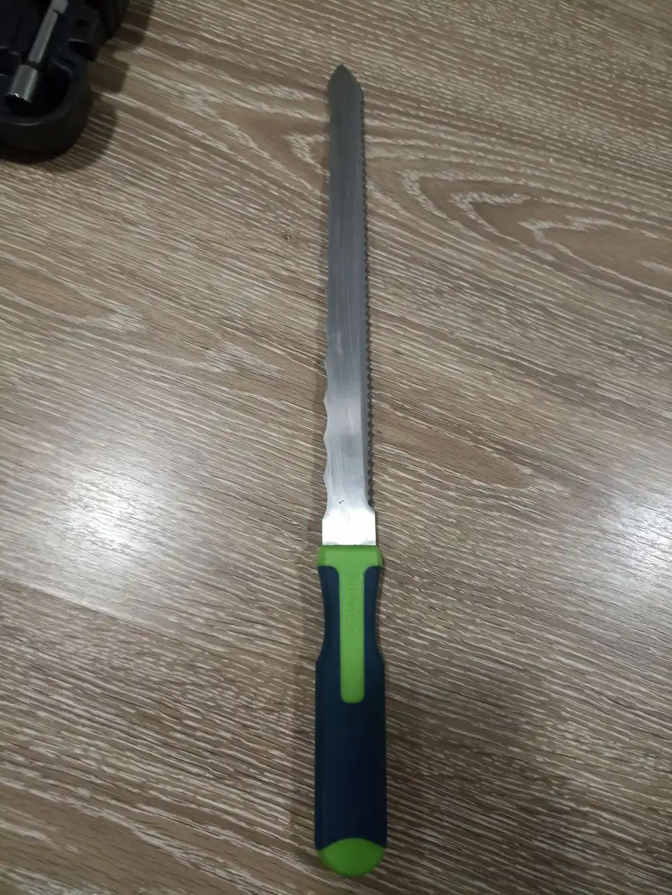 Продажа инструментов: дрель-шуруповерт, нож, шланги, струбцина