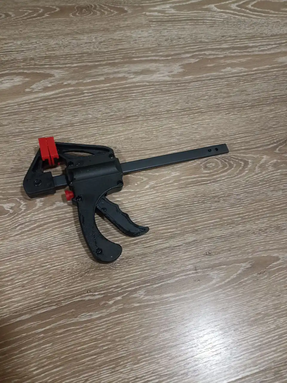 Продажа инструментов: дрель-шуруповерт, нож, шланги, струбцина