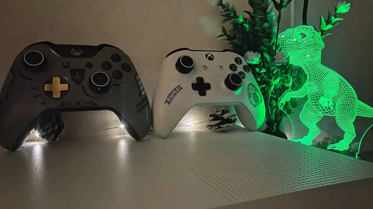 Продам Xbox One S 1000 ГБ с 2 геймпадами