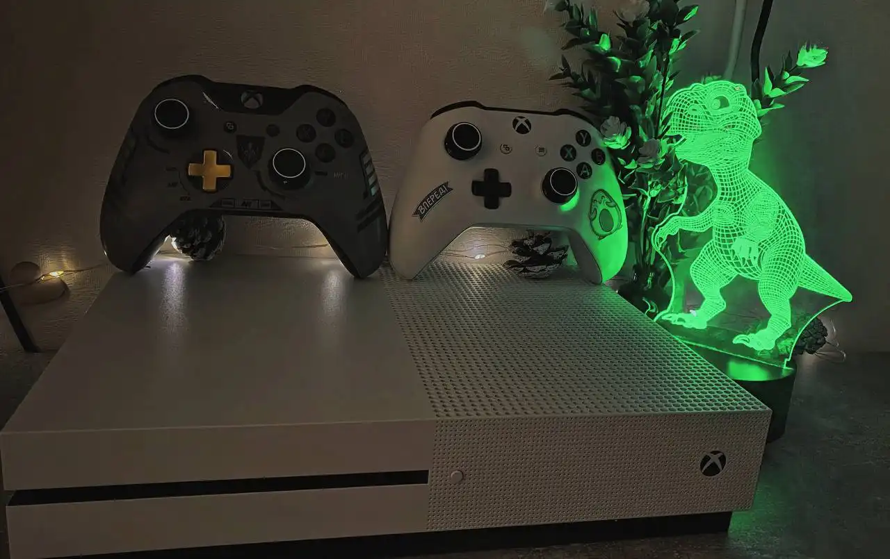 Продам Xbox One S 1000 ГБ с 2 геймпадами