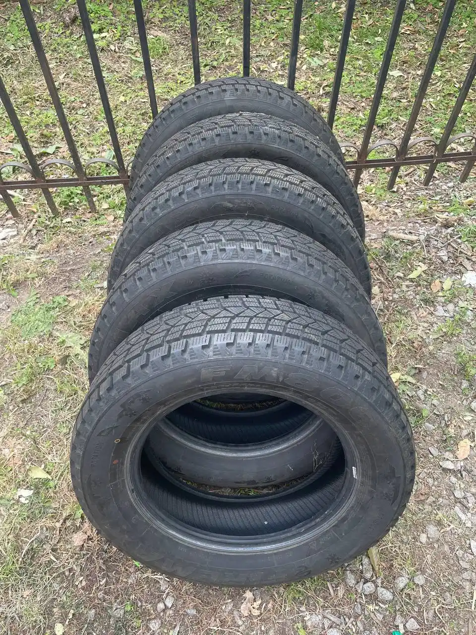 Продам комплект зимних шин Firemax FM806