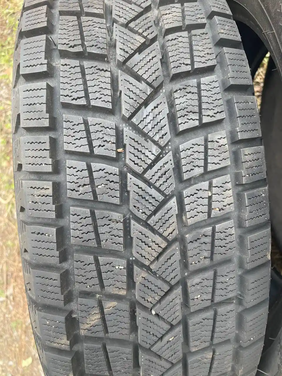 Продам комплект зимних шин Firemax FM806