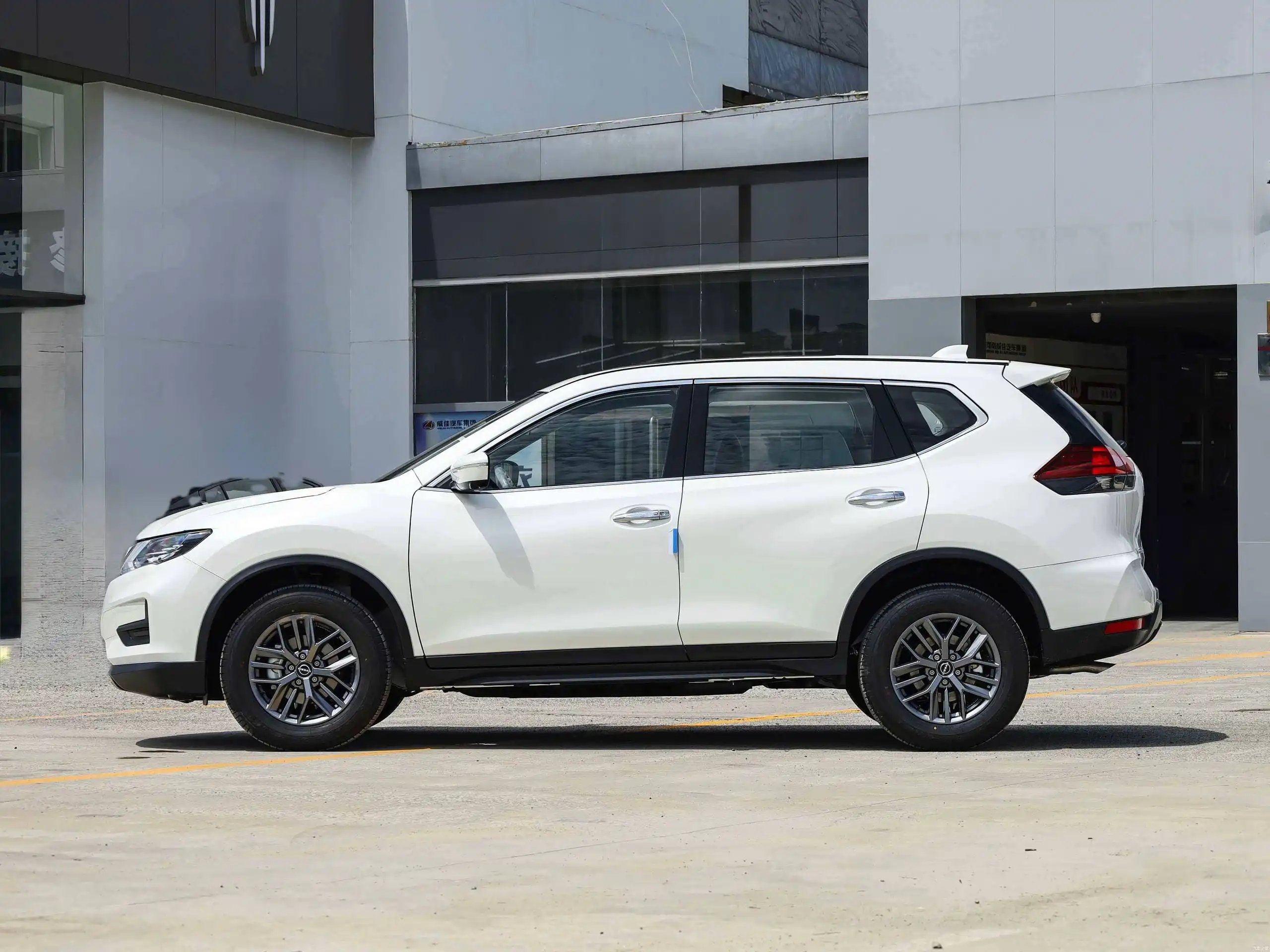 Продажа Nissan X-Trail 2025 года с панорамной крышей