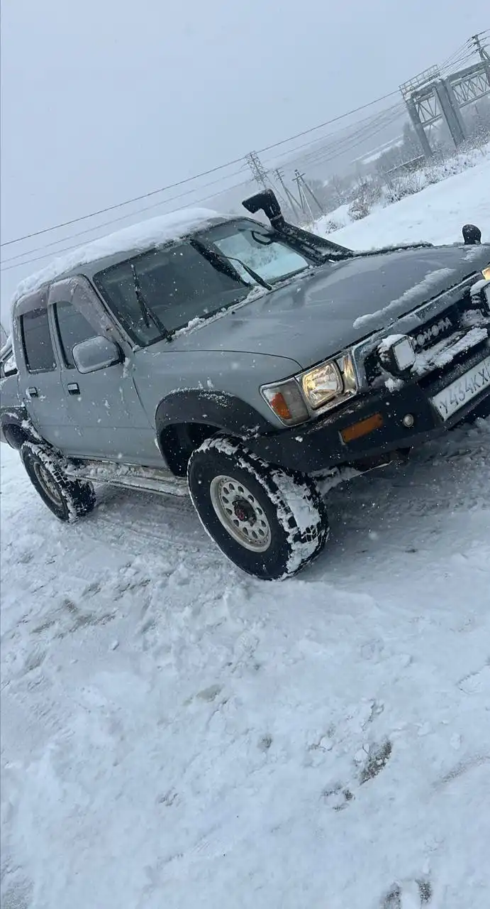 Продажа автомобиля Хайлюкс 1993 года