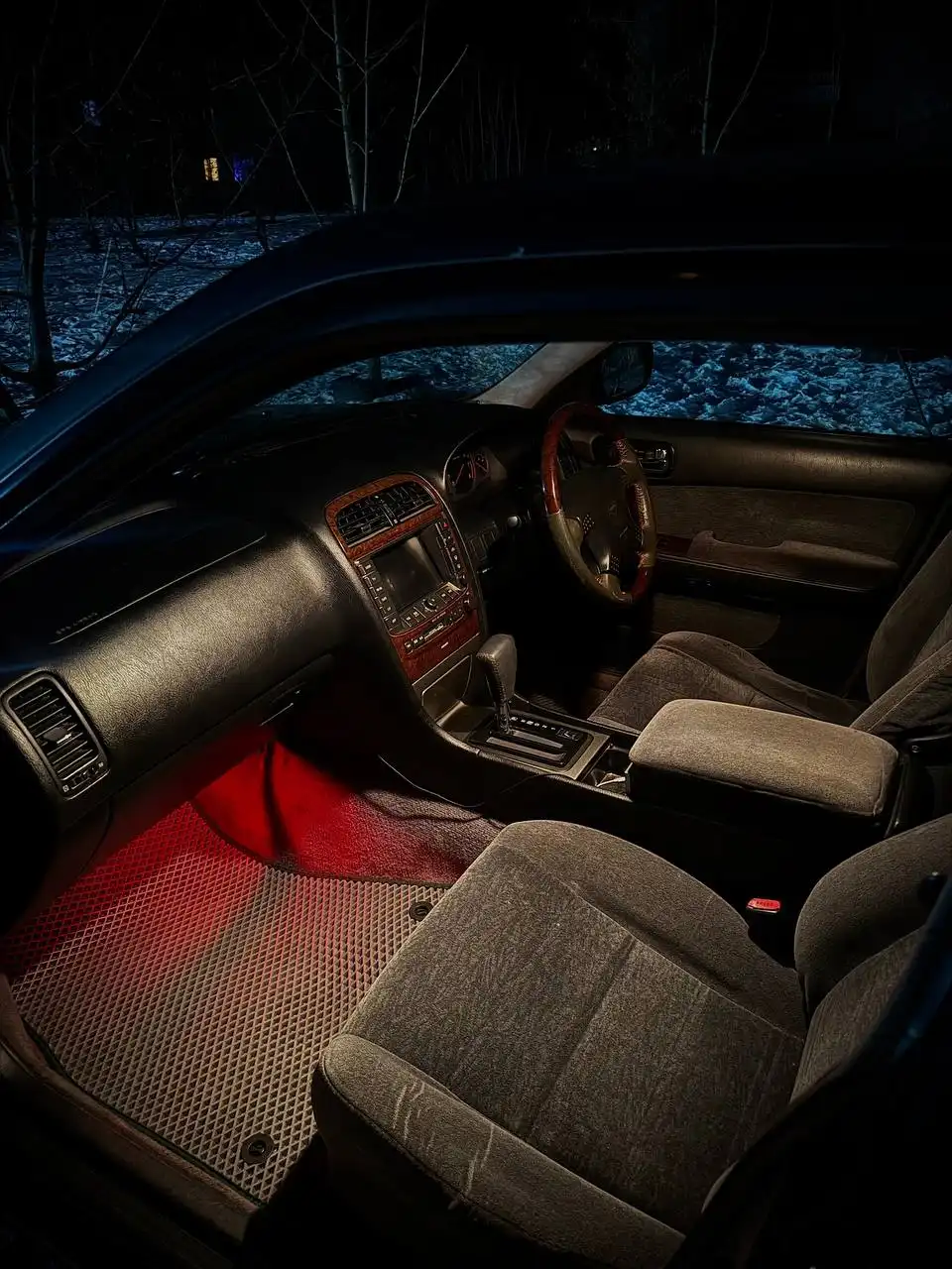 Продам автомобиль Nissan Cedric 2.5 с люком, ксеноном и распорками