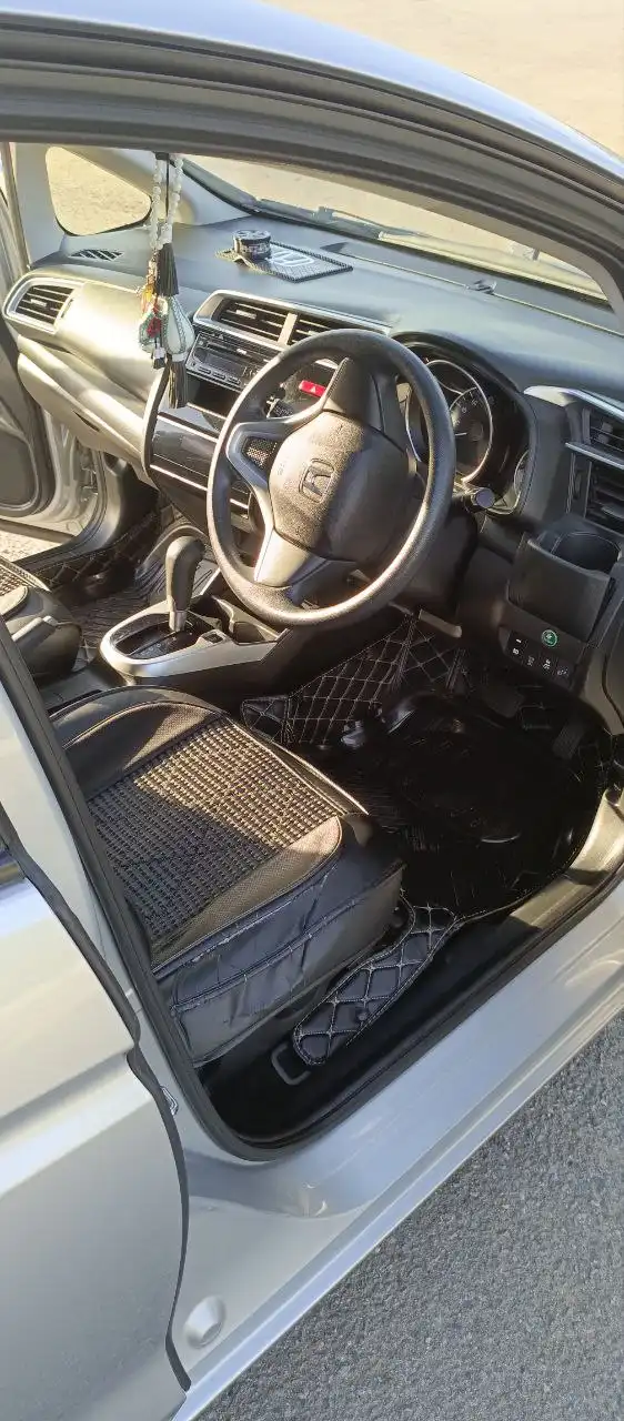 Продам автомобиль Toyota Corolla 2015 г.в., передний привод, 1.3