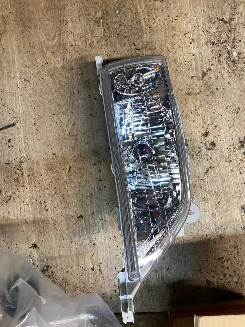 Правая фара на Toyota Carina 210 рестайлинг