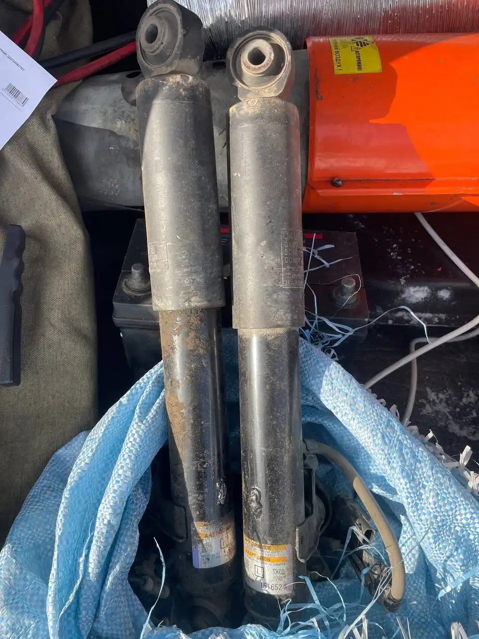 Продам задние амортизаторы Lexus RX от 2015 года - Запчасти (Авто) в Хабаровск