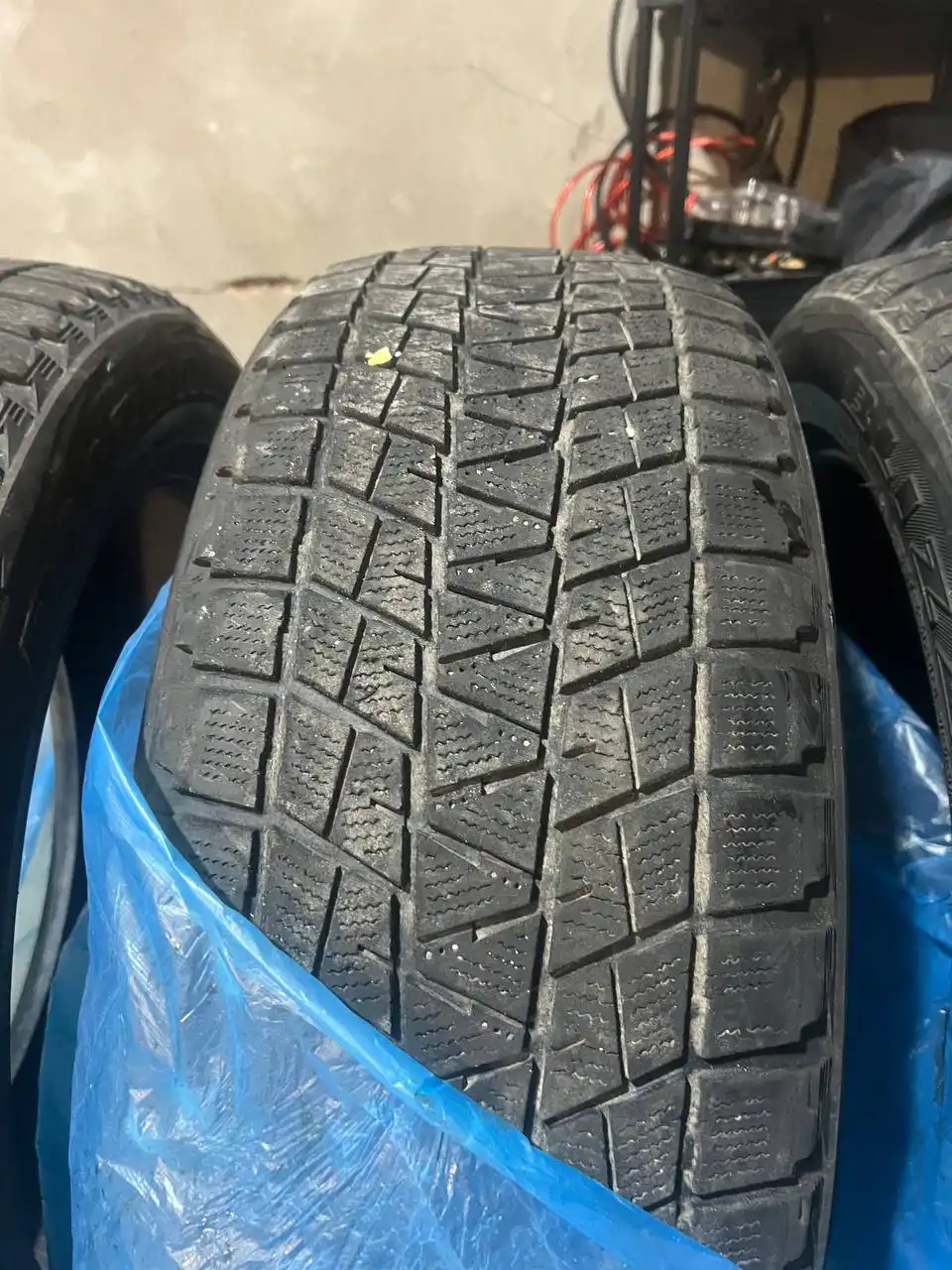 Продам комплект зимней резины 235/55R18 - Шины и диски (Авто) в Хабаровск