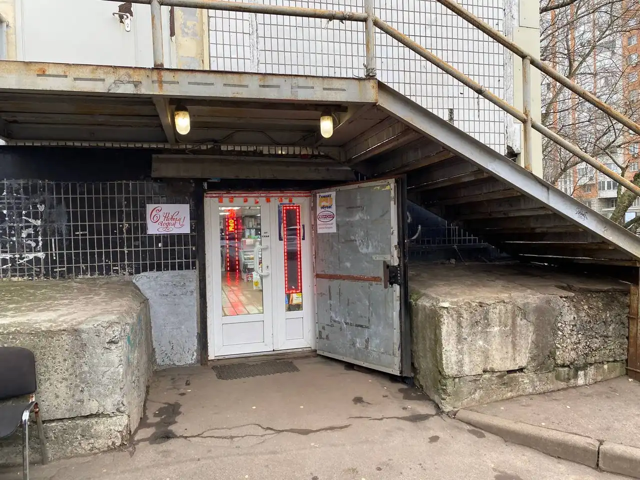 Сдам в аренду торговое помещение 85 м2 со складом 25 м2 в Москве