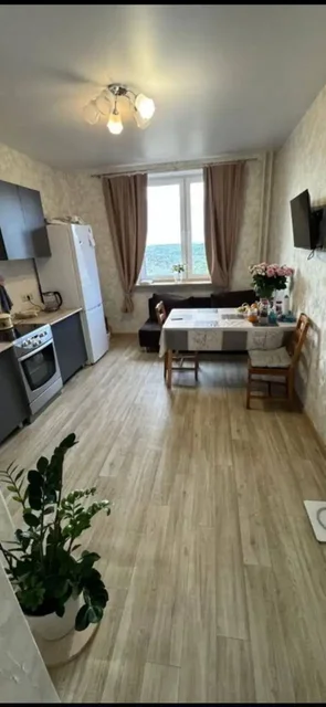 Сдается комната в трехкомнатной квартире на Планерной - Парковка в Москва