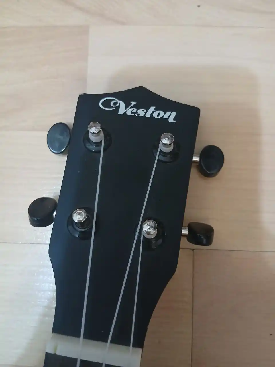 Укулеле новая с порванной струной