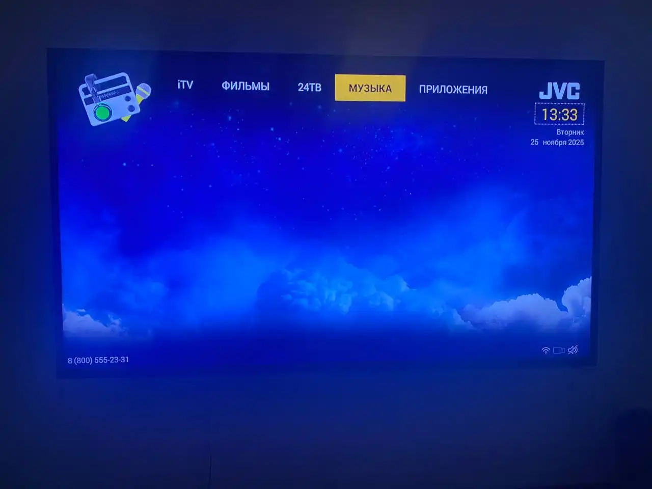 Телевизор JVC с кронштейном и пультом