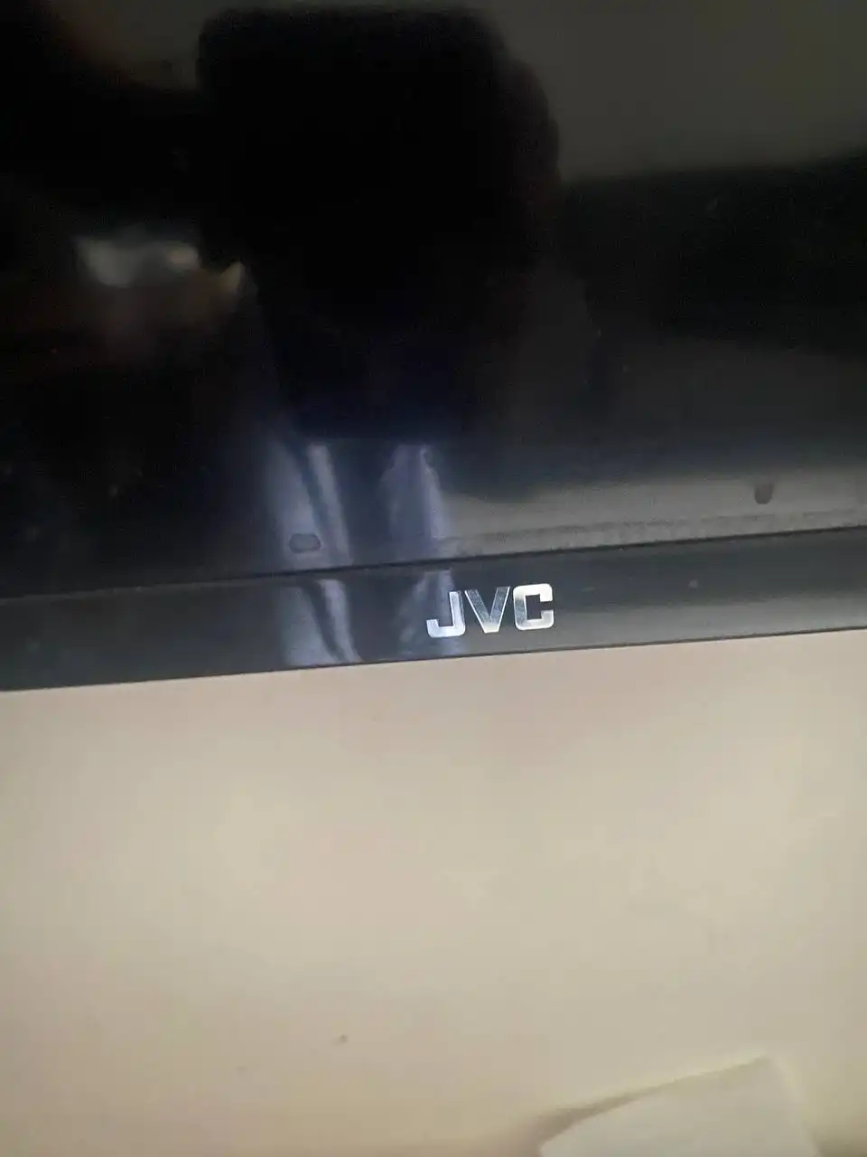 Телевизор JVC с кронштейном и пультом