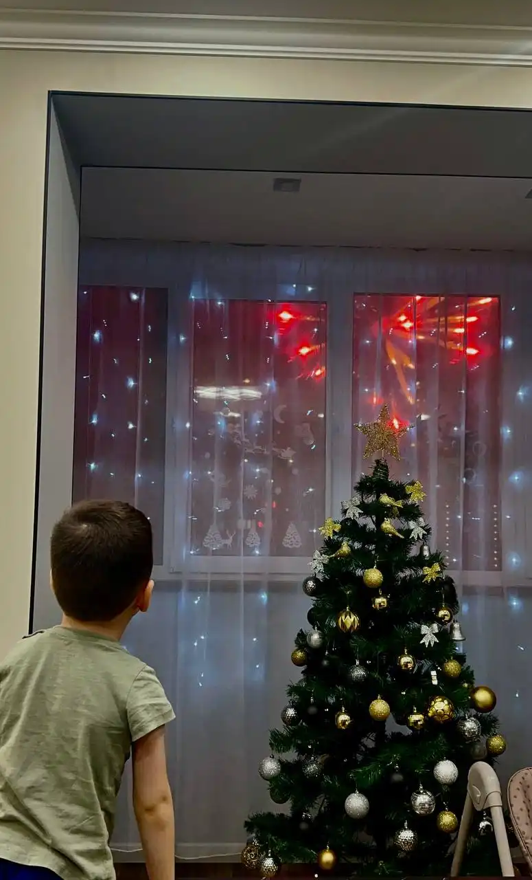 Продажа искусственной елки 180 см с гирляндами