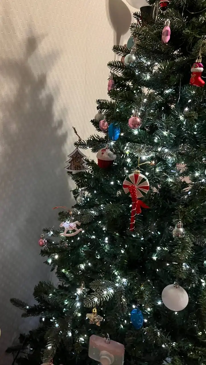 Продажа искусственной елки 160 см с литыми ветками и гирляндой