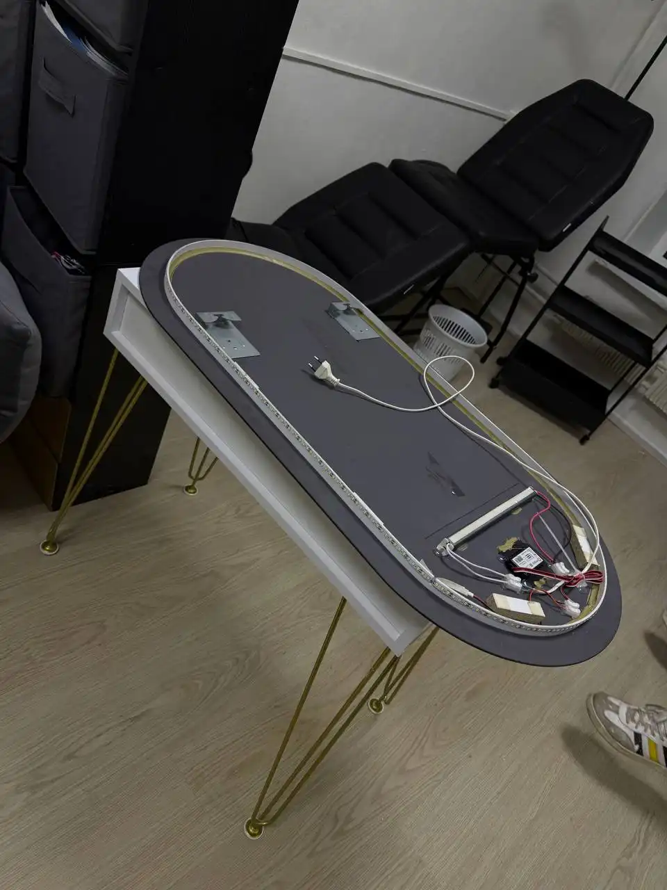 Настенное зеркало с подсветкой