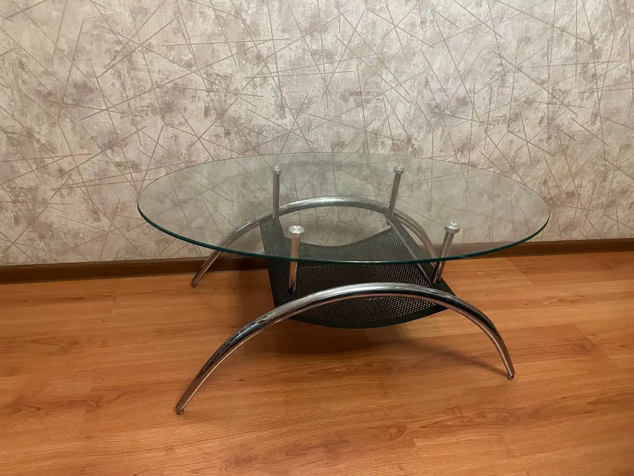 Стол журнальный из стекла и стали
