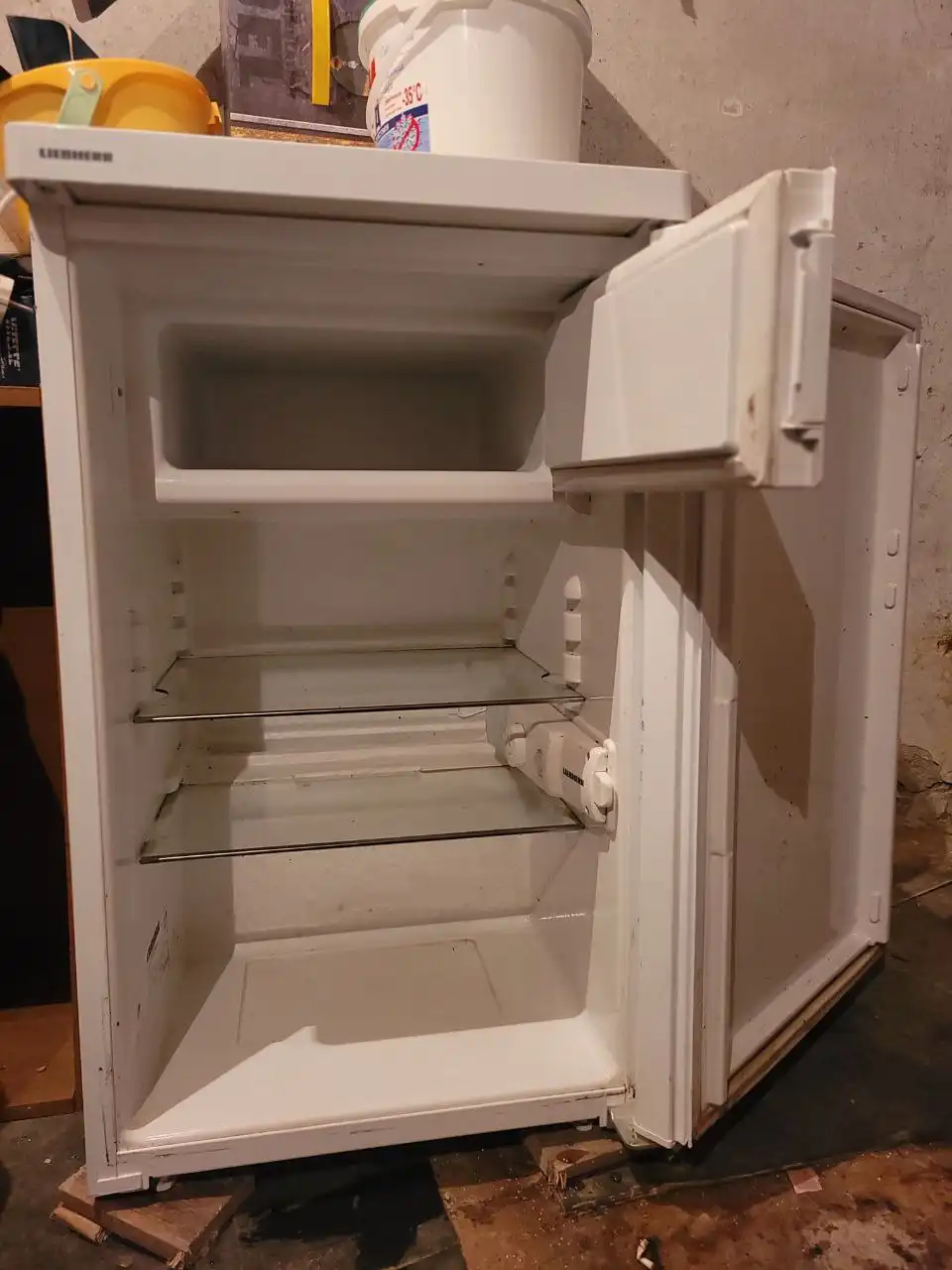 Продам рабочий мини холодильник