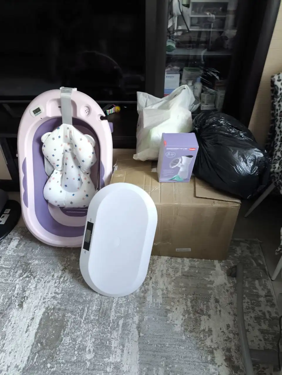 Товары для новорождённых: одежда, ванночка, весы, кокон, молокоотсос