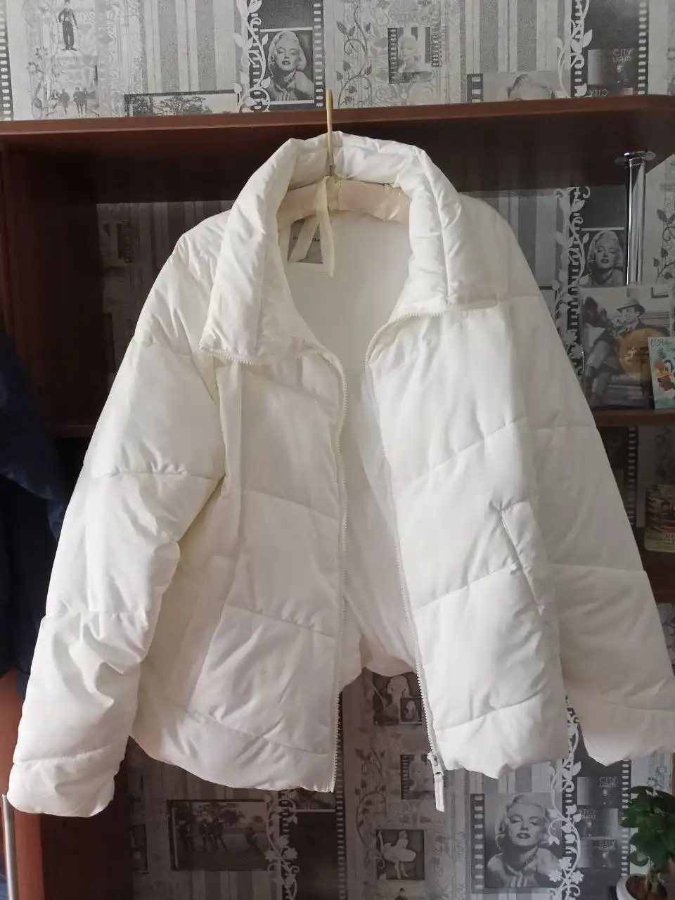 Женские куртки и шапки