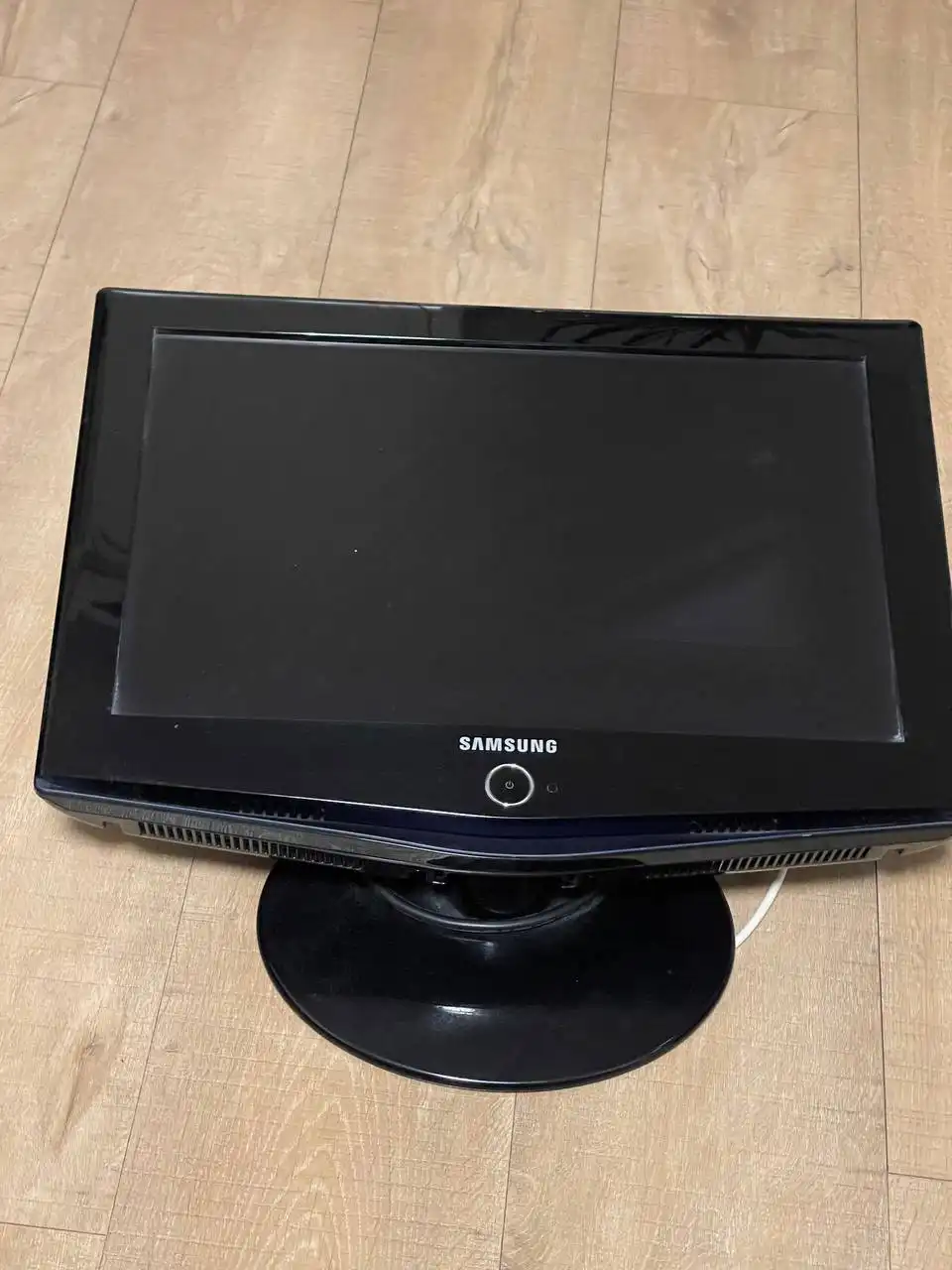 Телевизор в отлично состоянии с кронштейном