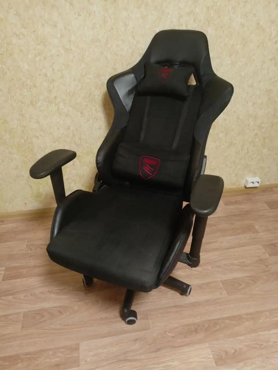 Игровое кресло с небольшими повреждениями - Гейминг (Хобби и отдых) в Балашиха