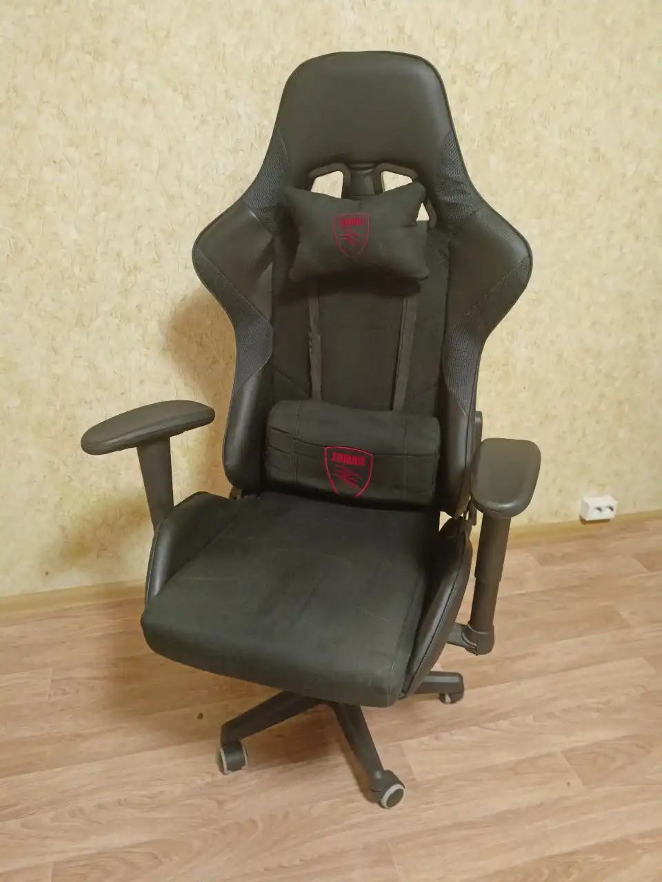 Игровое кресло с небольшими повреждениями - Гейминг (Хобби и отдых) в Балашиха
