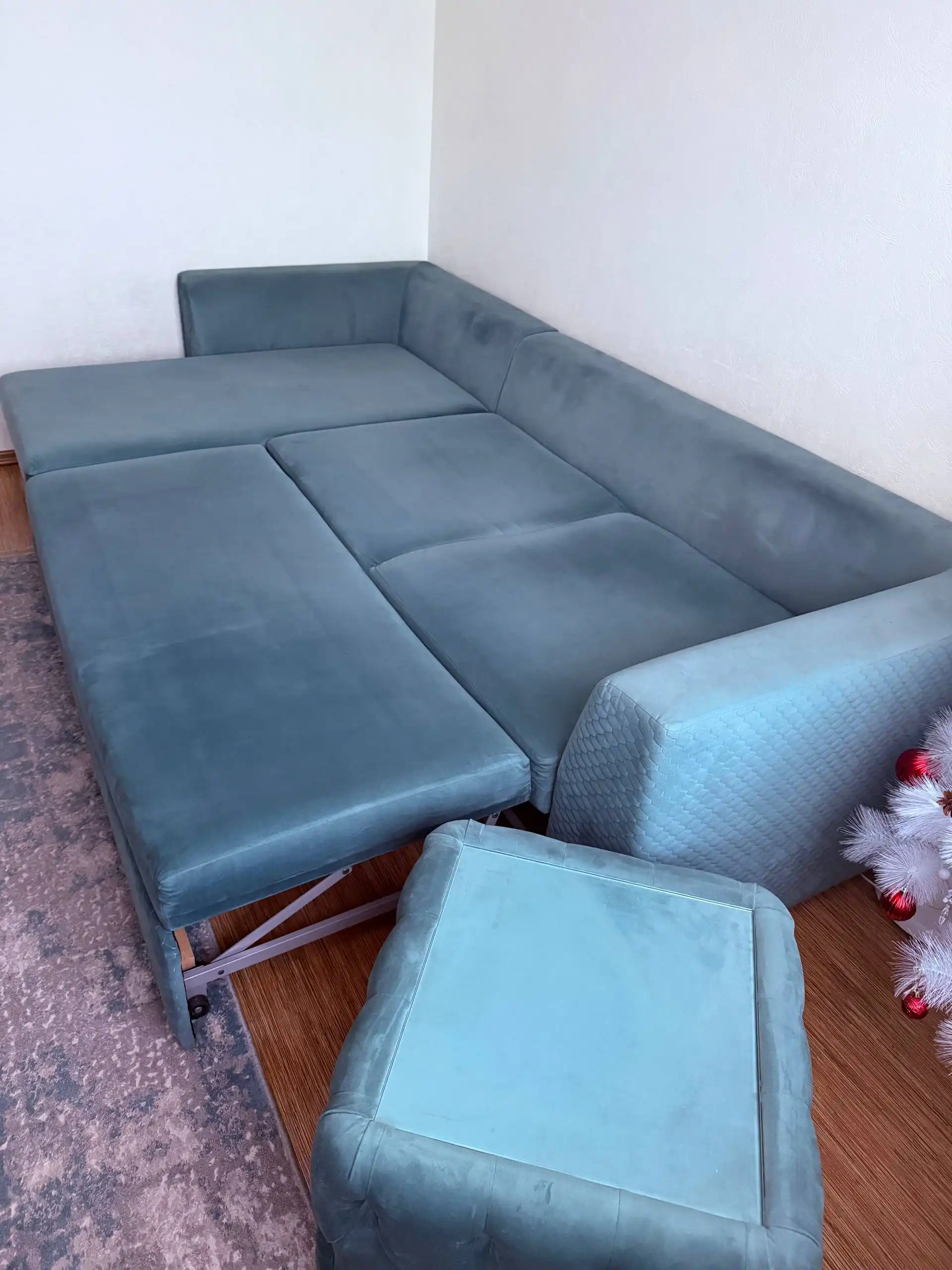 Угловой диван с пуфом-столом в бирюзовом цвете - Мебель (Барахолка) в Балашиха
