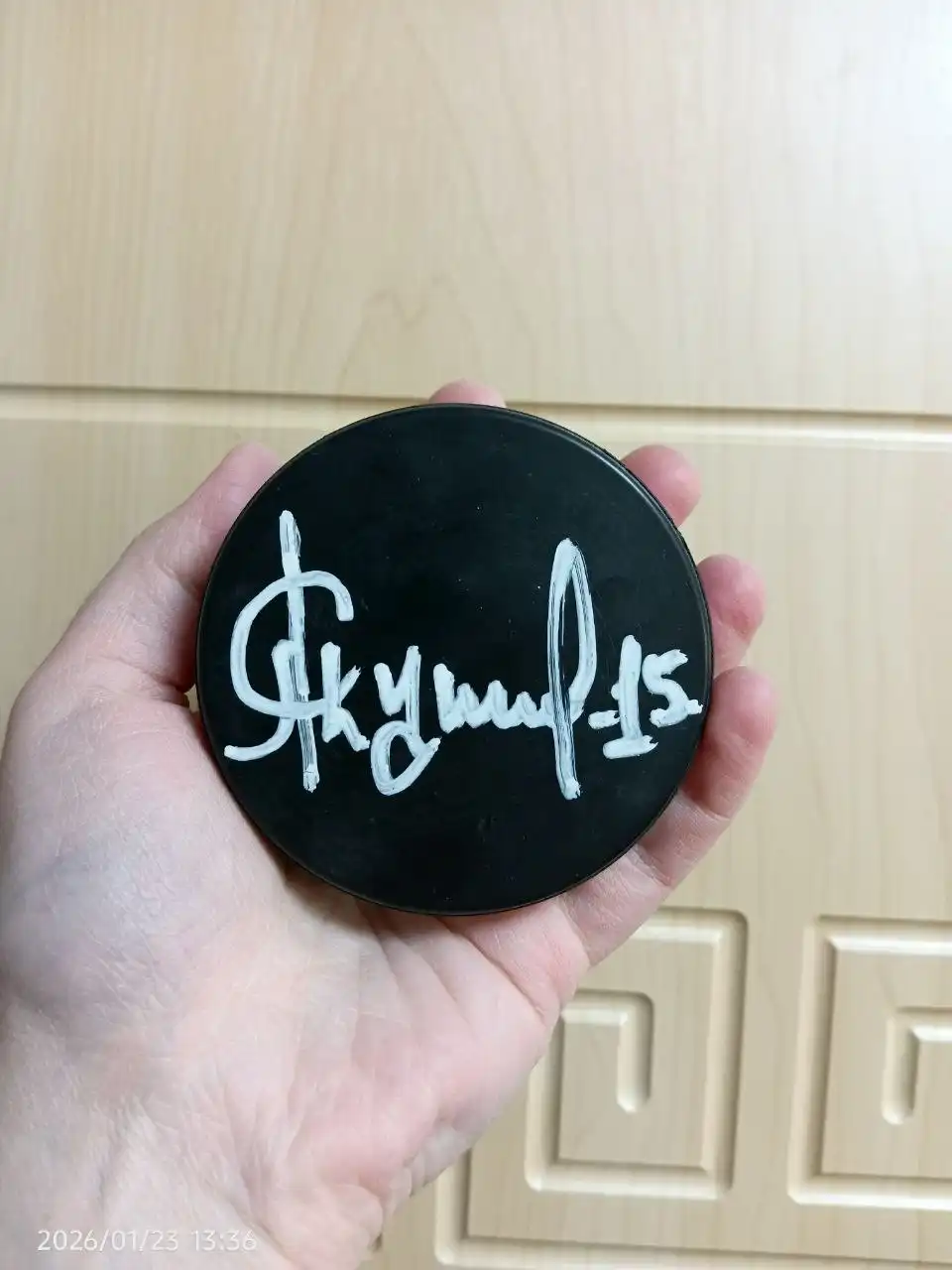 Подписанная шайба хоккеиста Александра Якушева - Коллекционирование (Хобби и отдых) в Балашиха