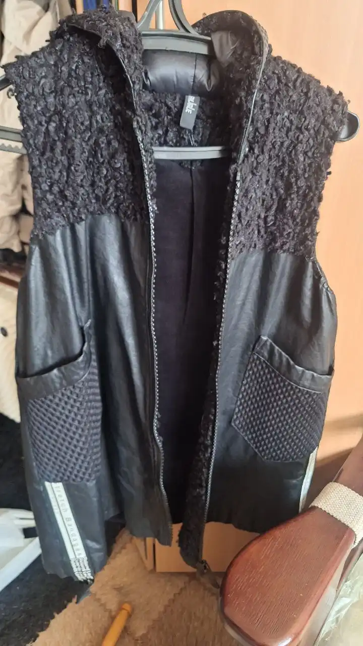 Жилет женский утепленный из эко кожи с вставкой барашек - Верхняя одежда (Одежда) в Балашиха